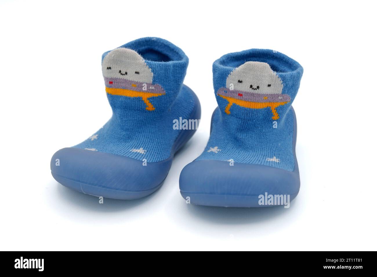 Ein Paar niedliche und farbenfrohe Babyschuhe für Kleinkinder, die die ersten Schritte isoliert auf weißem Hintergrund ausgeschnitten haben Stockfoto