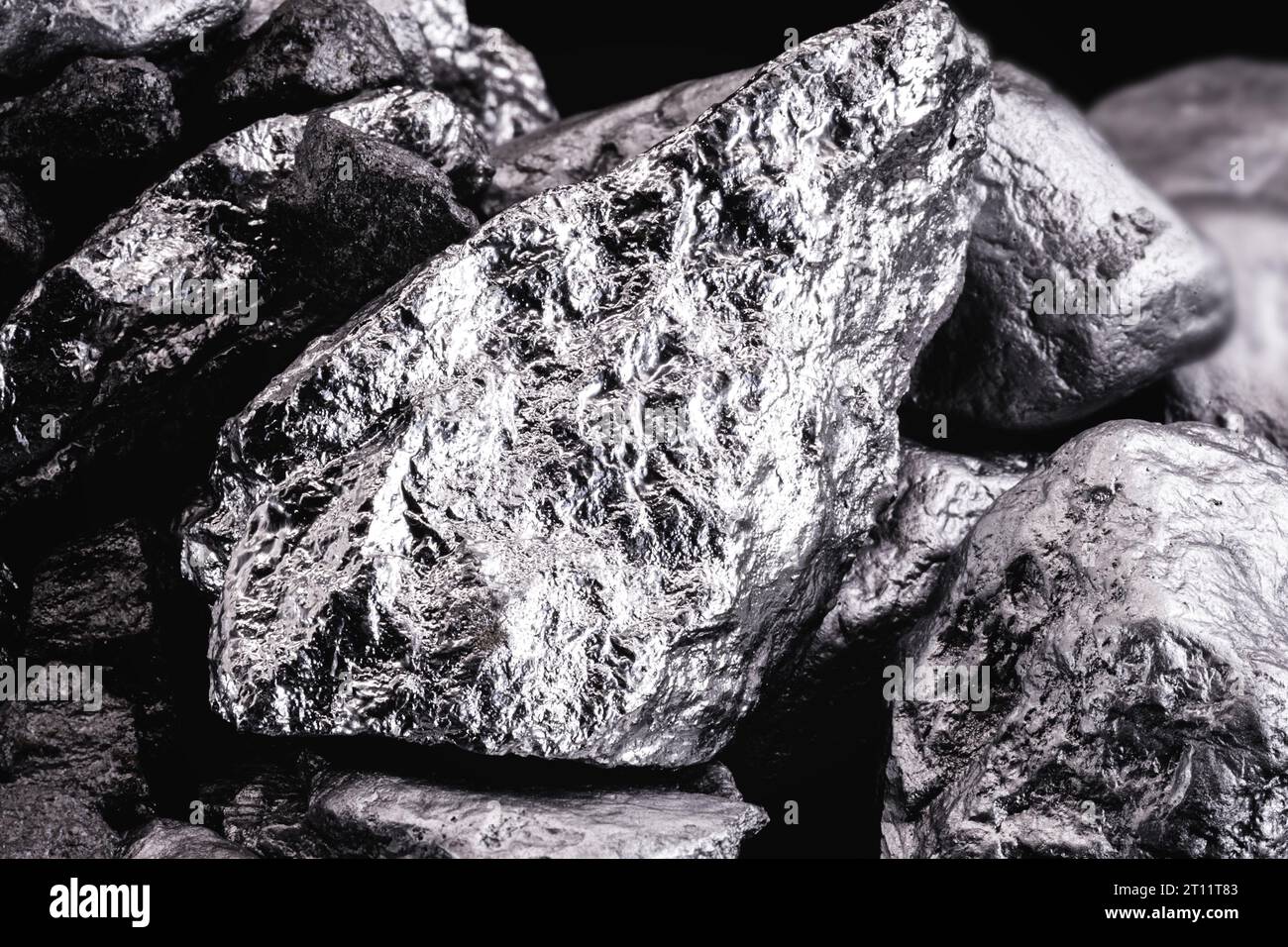 chromstein aus der Mine, isolierter schwarzer Hintergrund. Stockfoto