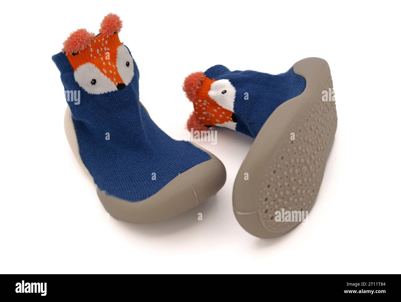 Ein Paar niedliche und farbenfrohe Babyschuhe für Kleinkinder, die die ersten Schritte isoliert auf weißem Hintergrund ausgeschnitten haben Stockfoto