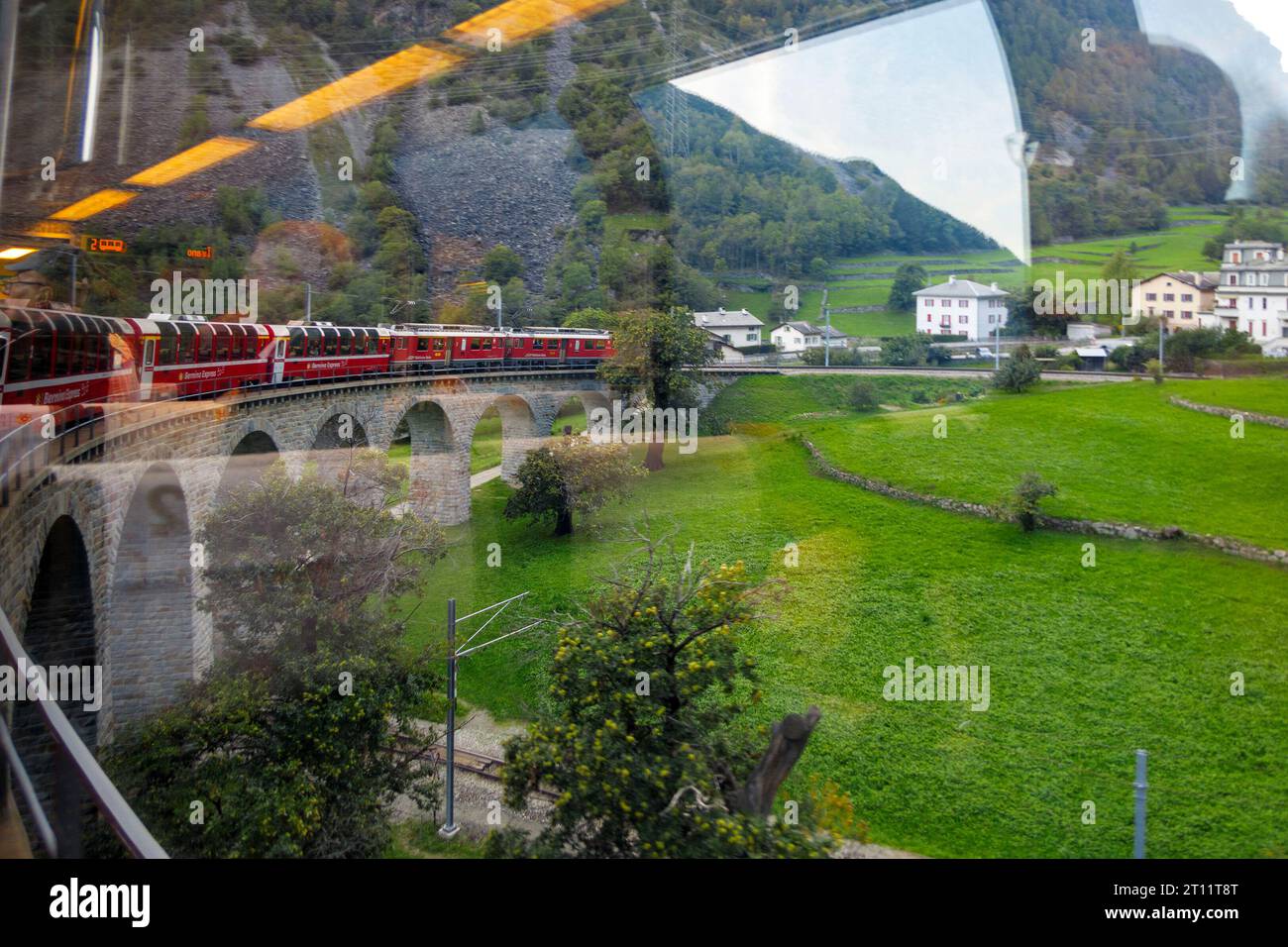 Blick aus dem Inneren des Bernina Express-Zuges in der Schweiz, Europa Stockfoto
