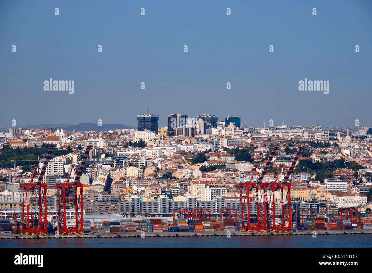 Blick auf Lissabon vom Fluss Tejo mit dem Hafen von Lissabon im Vordergrund und den Amoreiras-Turmgebäuden im Hintergrund Stockfoto