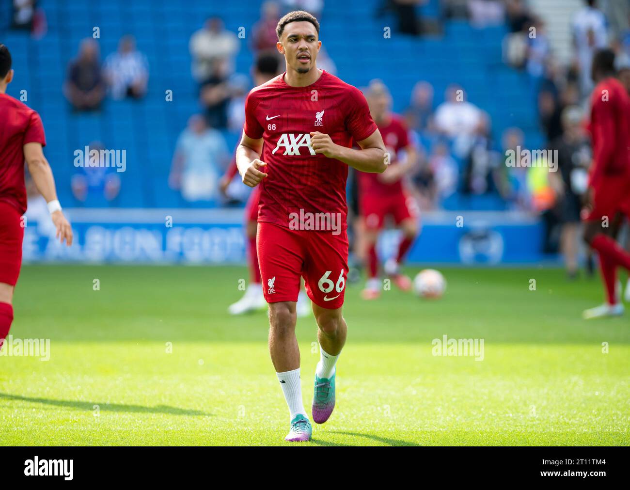 Trent Alexander-Arnold aus Liverpool wärmt sich vor dem Spiel Brighton und Hove Albion gegen Liverpool Premier League im American Express Community Stadium in Brighton am 8. Oktober 2023 auf Stockfoto