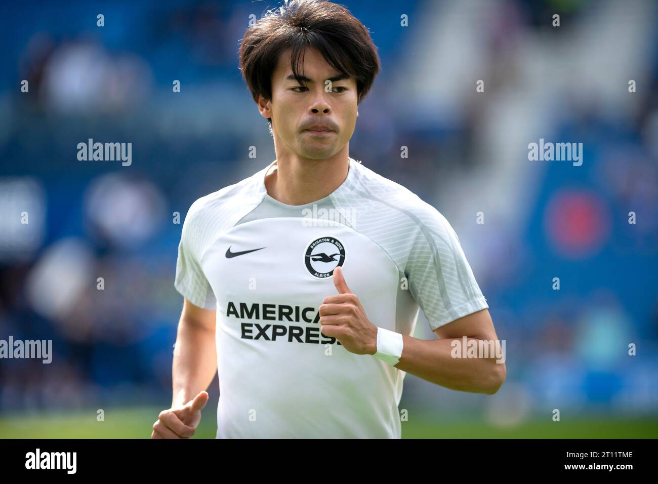 Kaoru Mitoma aus Brighton wärmt sich vor dem Spiel Brighton und Hove Albion gegen Liverpool Premier League im American Express Community Stadium in Brighton auf - 8. Oktober 2023 Stockfoto