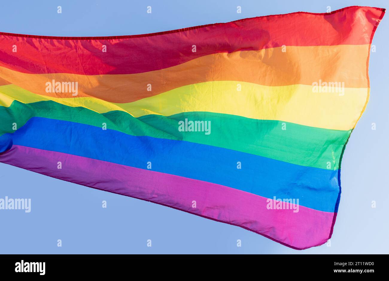 Die LGBT-Flagge entwickelt sich gegen den Himmel. Symbol der Gleichberechtigung von Lesben, Homosexuellen, Transgender, Bisexuellen. Stolz-Monat. Rainbow fla Stockfoto