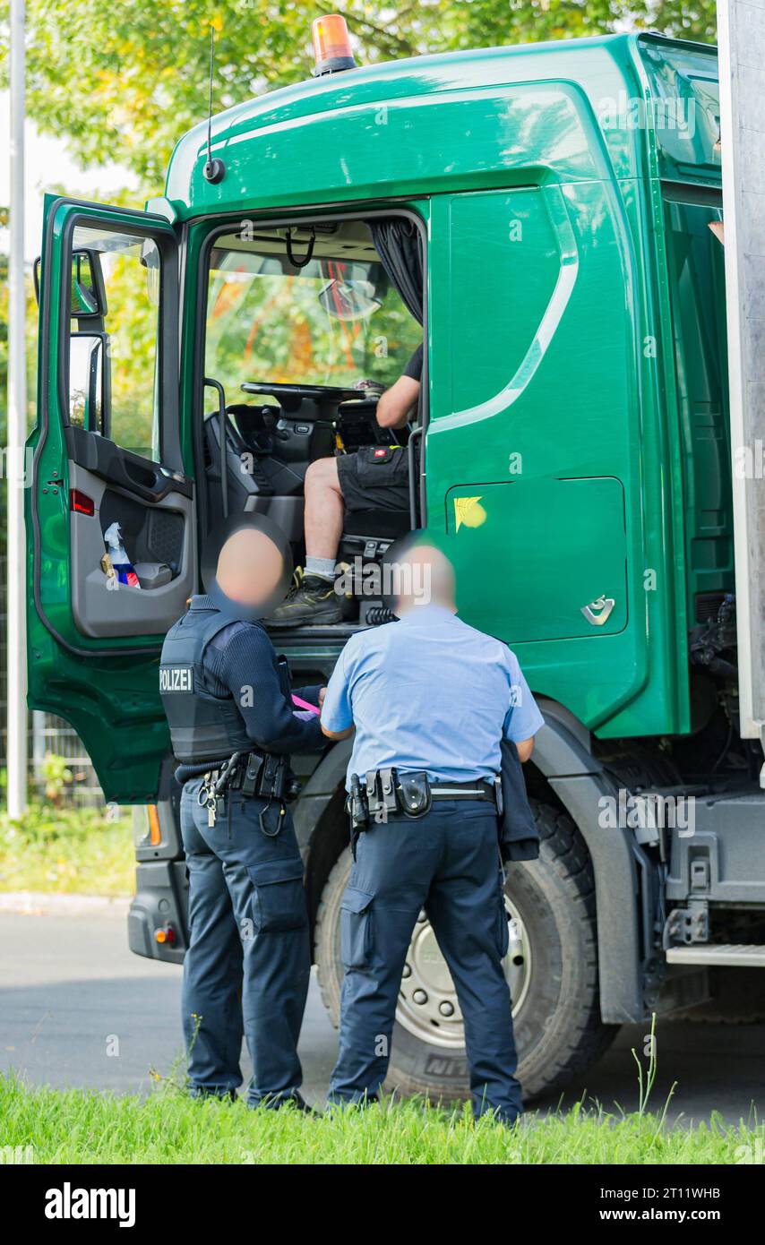 10.10.2023, Verkehrskontrolle Gewerblicher Personen- und Güterverkehr Bild: Ein Holztransporter muss auf die mobile Waage der osthessischen Polizei. *** 10 10 2023, Verkehrskontrolle gewerblicher Personen- und Güterverkehr Bild Ein Holzwagen musste auf die mobilen Waagen der osthessischen Polizeidienststelle gestellt werden Credit: Imago/Alamy Live News Stockfoto