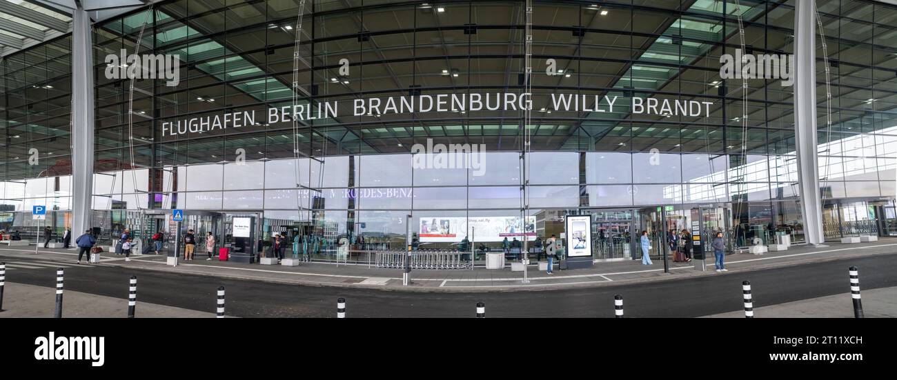 BERLIN, DEUTSCHLAND - 9. OKTOBER 2023: Weitwinkelpanorama von der Außenseite des Terminals 1 Berlin Brandenburg International Airport BER Stockfoto