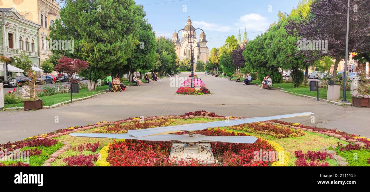 Hauptplatz in der Stadt Târgu Mureș in Siebenbürgen, Rumänien mit großem Blumenbeet und Sonnenuhr im Vordergrund. Stockfoto