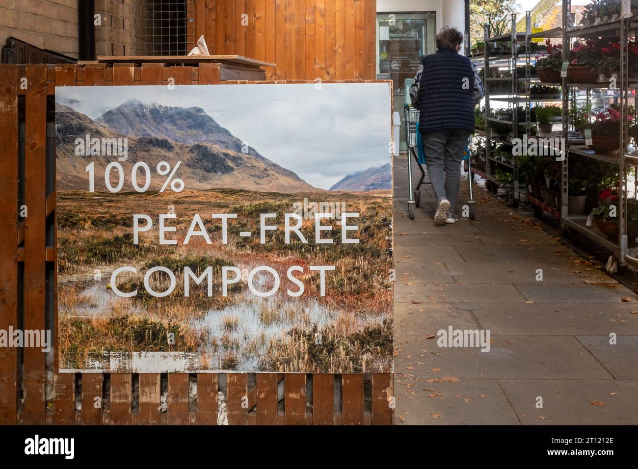 100 % torffreies Kompostschild vor dem Waitrose Supermarkt mit Pflanzenverkauf außerhalb der Gegend, England, Großbritannien Stockfoto