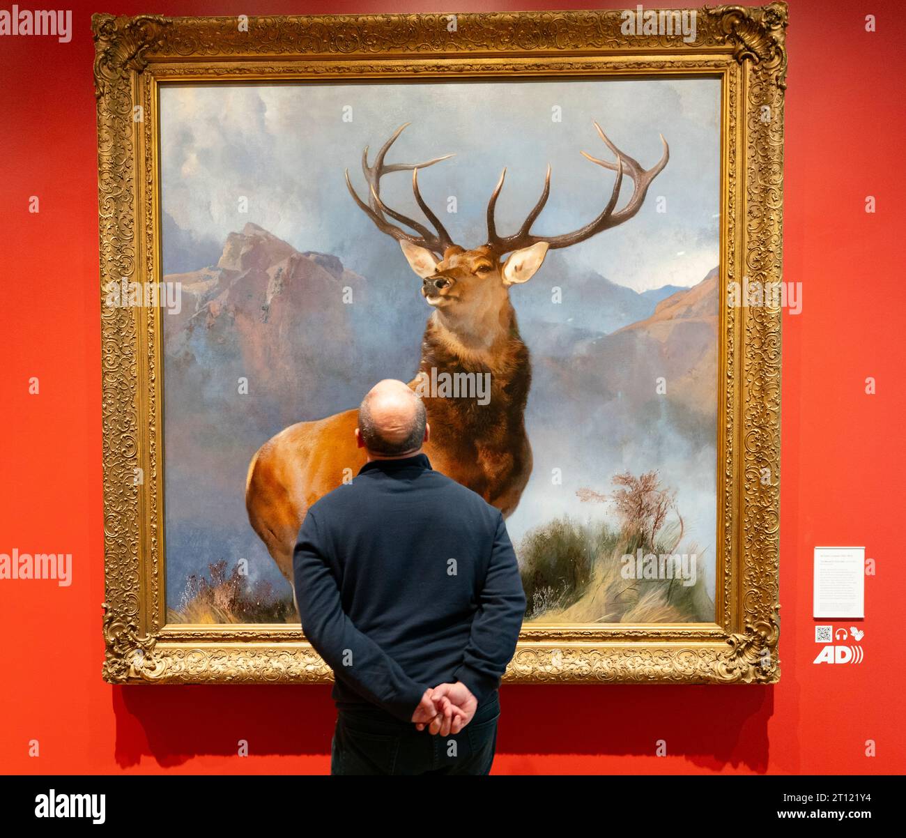 Besucher sehen das berühmte schottische Gemälde The Monarch of the Glen von Sir Edwin Landseer im neuen Flügel der Scottish National Gallery, die eröffnet wurde Stockfoto