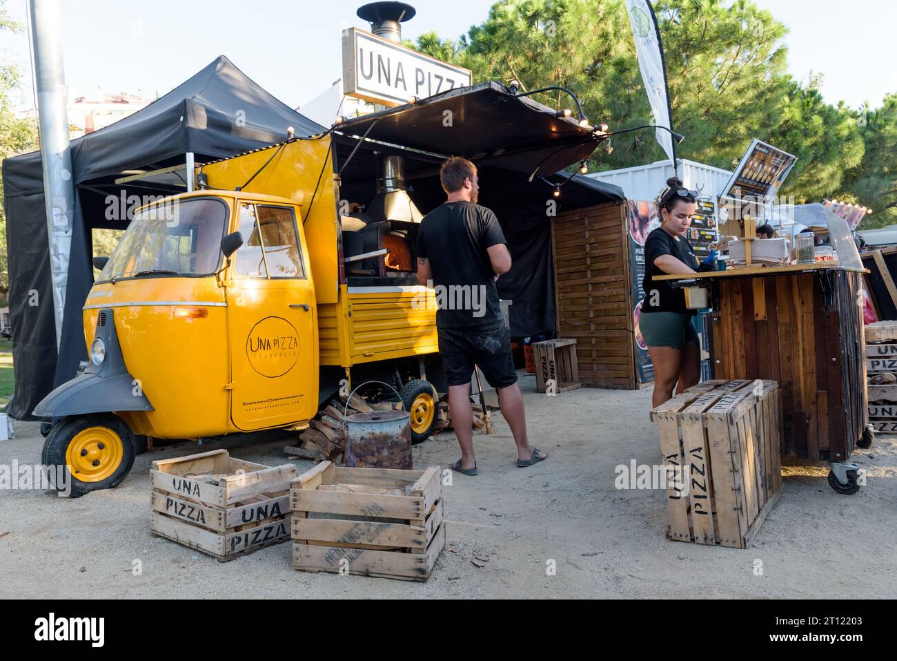 Barcelona, Spanien - 24. Oktober 2023: Ein dreirädriges Auto ermöglichte die Zubereitung von Fast Food mit einem kleinen Holzofen, um Pizzen zu machen Stockfoto