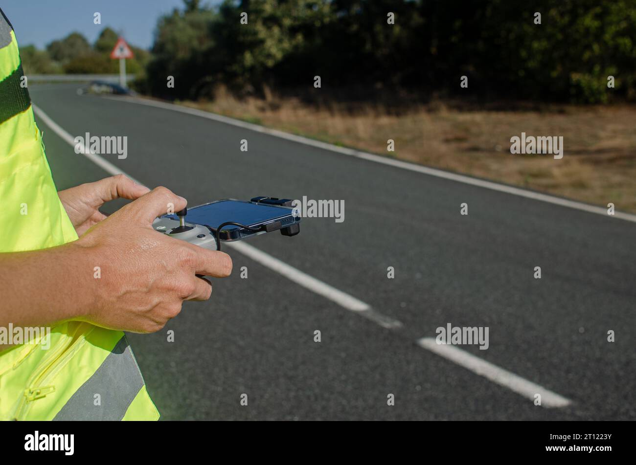 Selektiver Fokus, Hände eines Mannes, der eine Drohne bedient Stockfoto