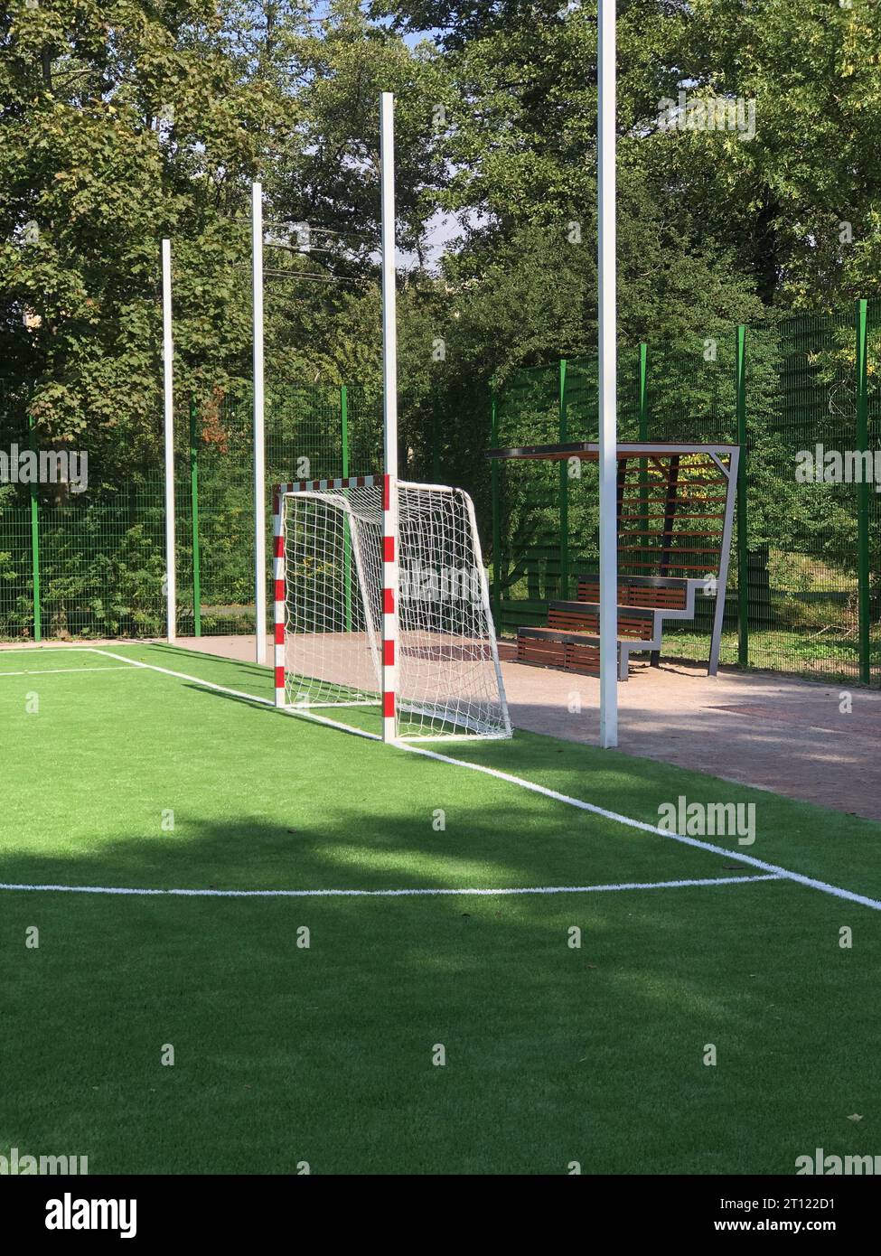 Schulstadion, grüner Rasen, Fußballtor, Tribüne, Sommertag Stockfoto