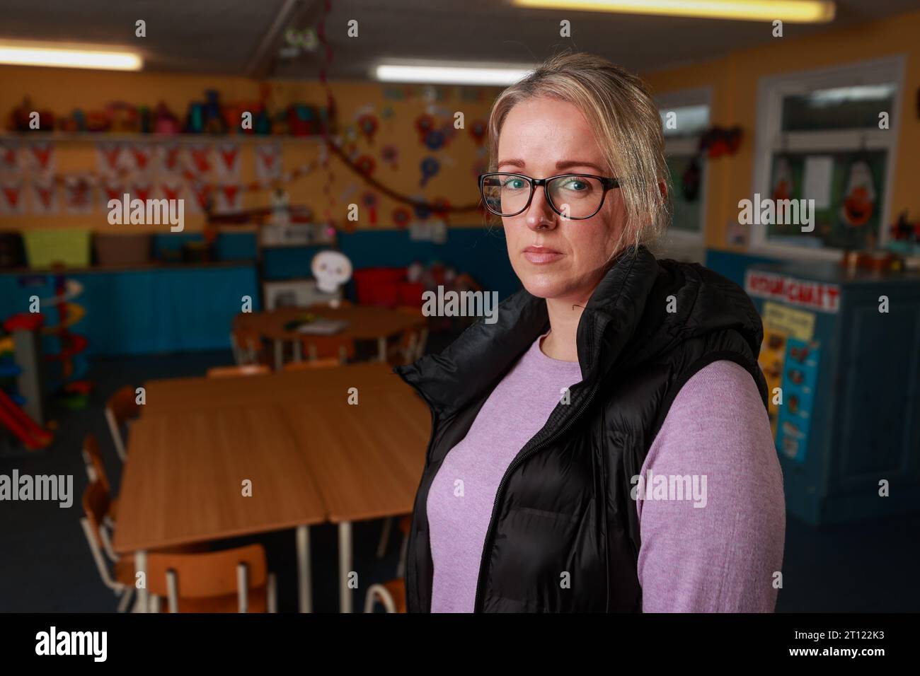 Eleanor Clerkin, Mutter von drei Kindern aus Co Louth, bei TIR na Nog Kinderbetreuung, Louth Village, sagte, dass die Kosten für Kinderbetreuung höher seien als ihre Hypothek, und sagte, dass eine Senkung der Gebühren für nationale Kinderbetreuungseinrichtungen im Haushalt 2024 eine große Hilfe wäre. Stockfoto