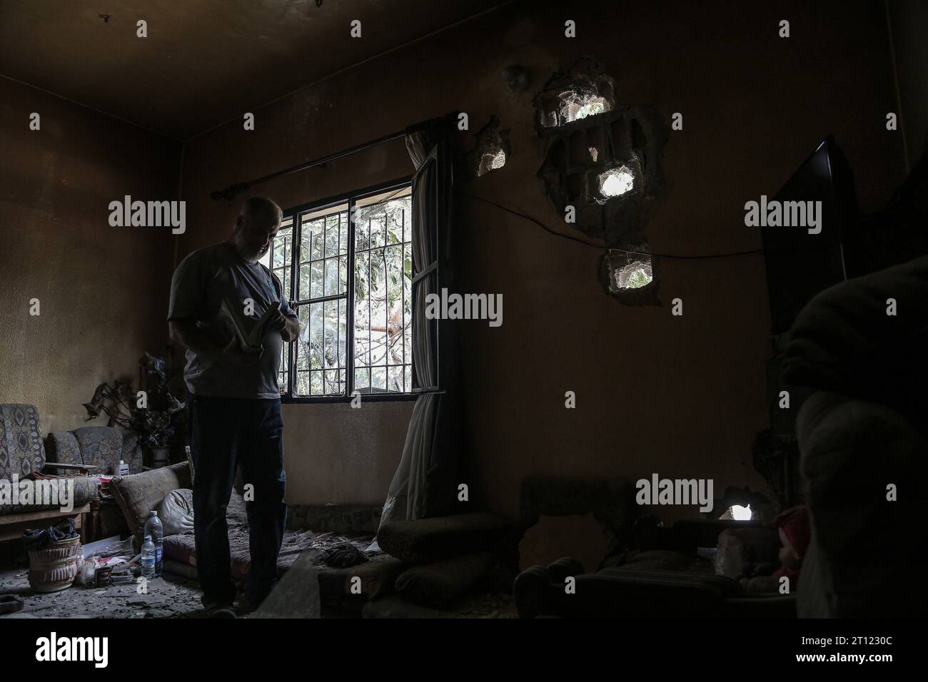 Dhaira, Libanon. Oktober 2023. Abdullah Gharib, Bürgermeister des südlibanesischen Grenzdorfes zu Israel Dhaira, steht in seinem zerstörten Haus, das durch israelische Bombardierungen verursacht wurde. Zwei palästinensische Militante wurden getötet, als sie einen israelischen Posten angriffen, und Israel reagierte mit einem Schlag auf das Dorf und tötete drei pro-iranische Hisbollah-Kämpfer. Marwan Naamani/dpa/Alamy Live News Stockfoto