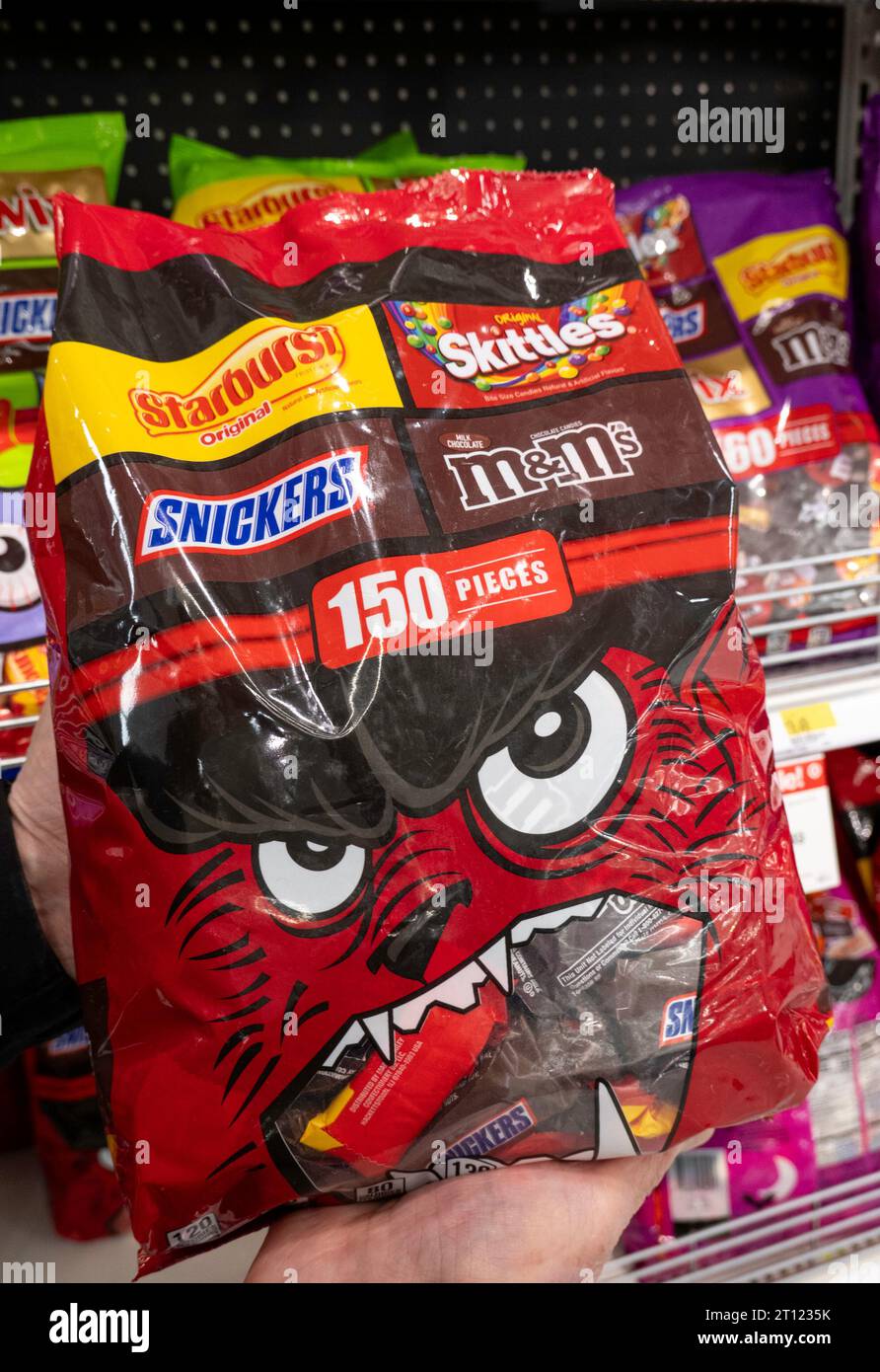 Taschen mit Snacks und Keksen, füllen die Regale während der Halloween-Verkäufe., 2023, USA. Stockfoto