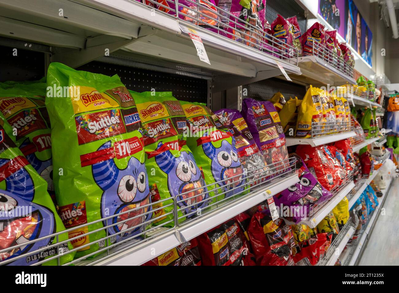 Taschen mit Snacks und Keksen, füllen die Regale während der Halloween-Verkäufe., 2023, USA. Stockfoto