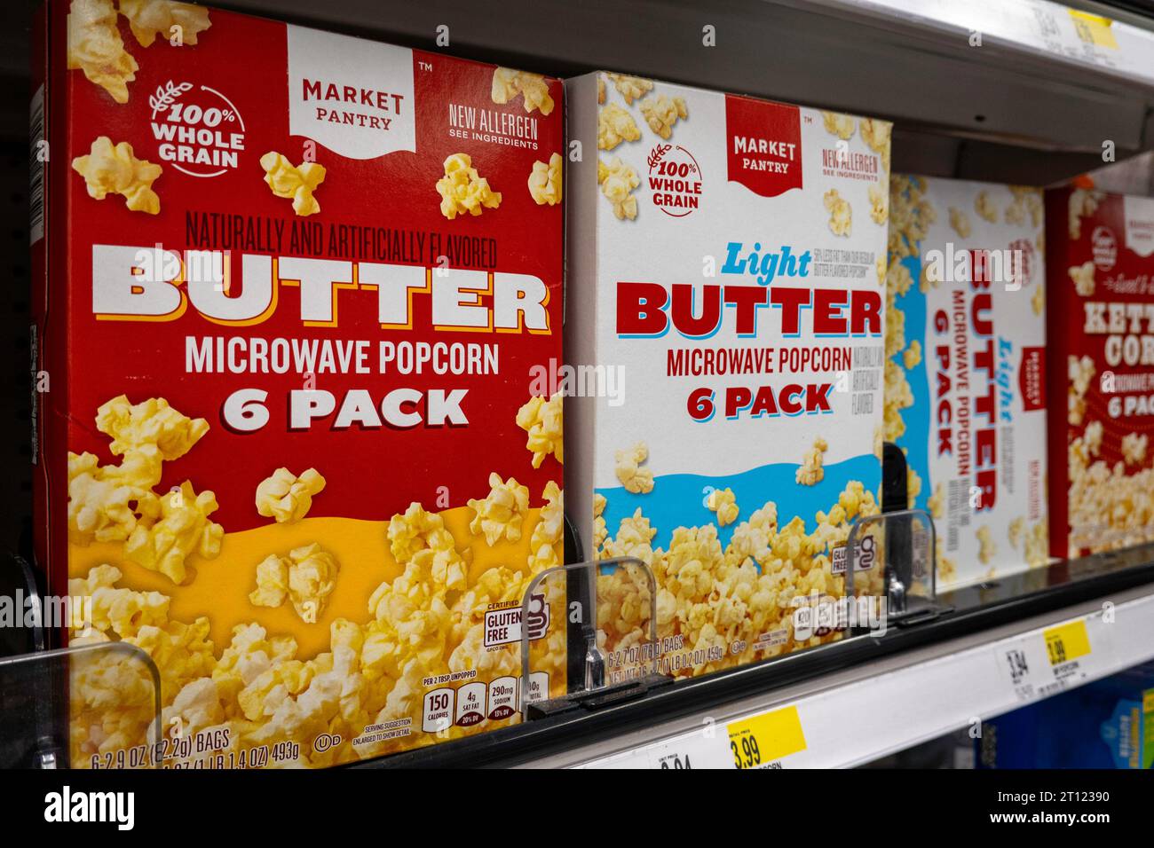 Popcorn-Snacks füllen ein Regal in Target, 2023, USA. Stockfoto