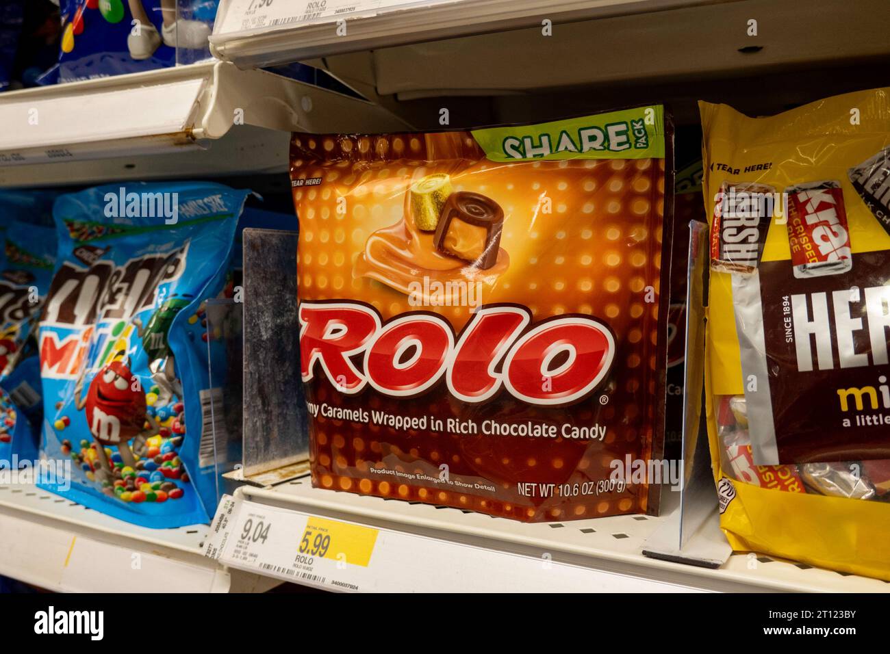 Taschen mit Snacks und Keksen, füllen die Regale während der Halloween-Verkäufe., 2023, USA. Stockfoto