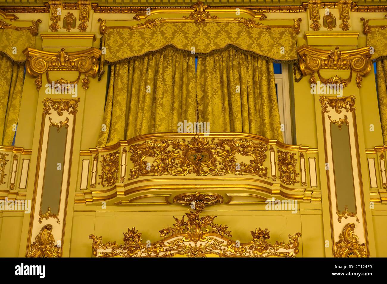 Innenbalkon mit Vorhanghalter. Goldfarbene, luxuriöse Einrichtung in der Architektur eines Innenraums. Stockfoto