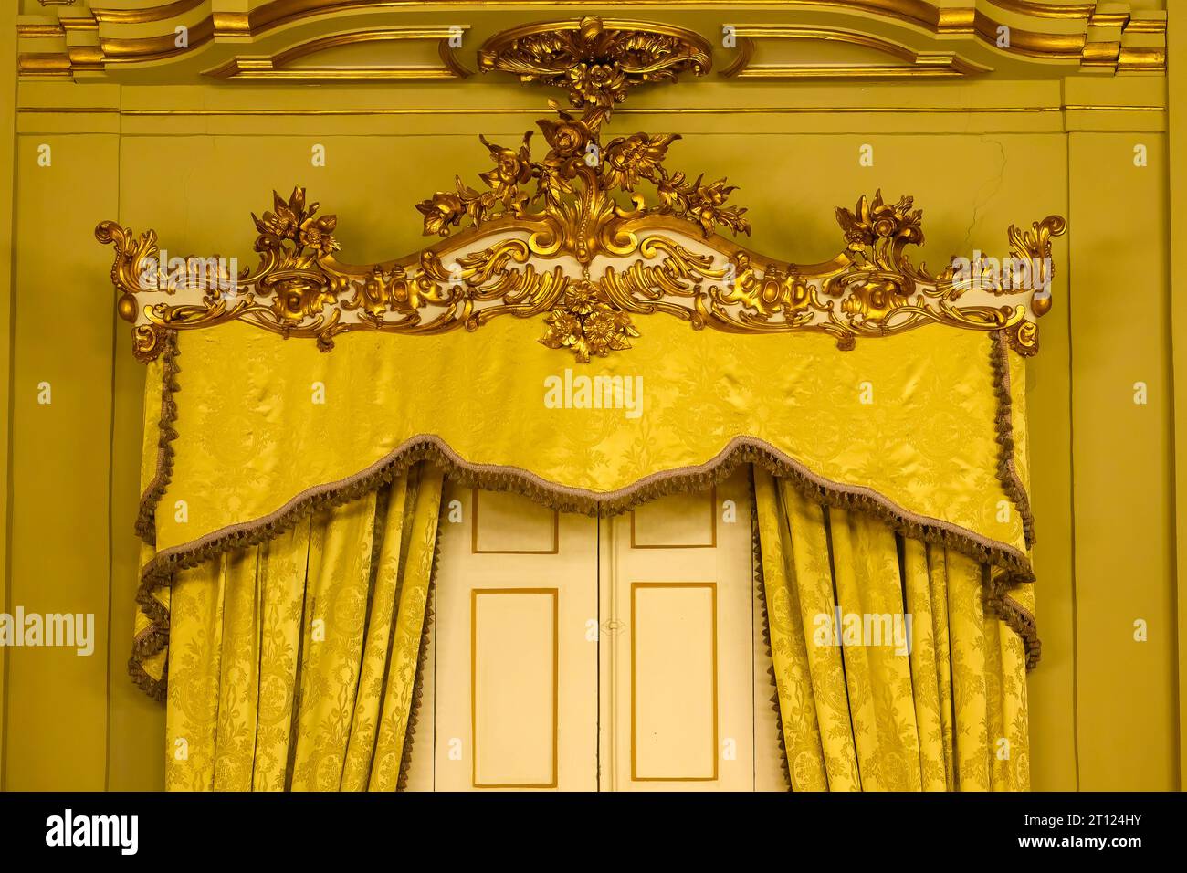 Vorhanghalter in einer Tür. Goldfarbene, luxuriöse Einrichtung in der Architektur eines Innenraums. Stockfoto