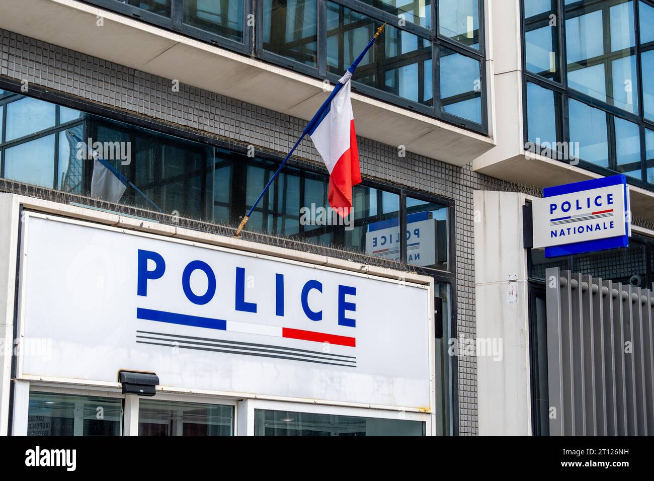 Schild und französische Flagge am Eingang zur Polizeiwache im Pariser Viertel La Défense Stockfoto