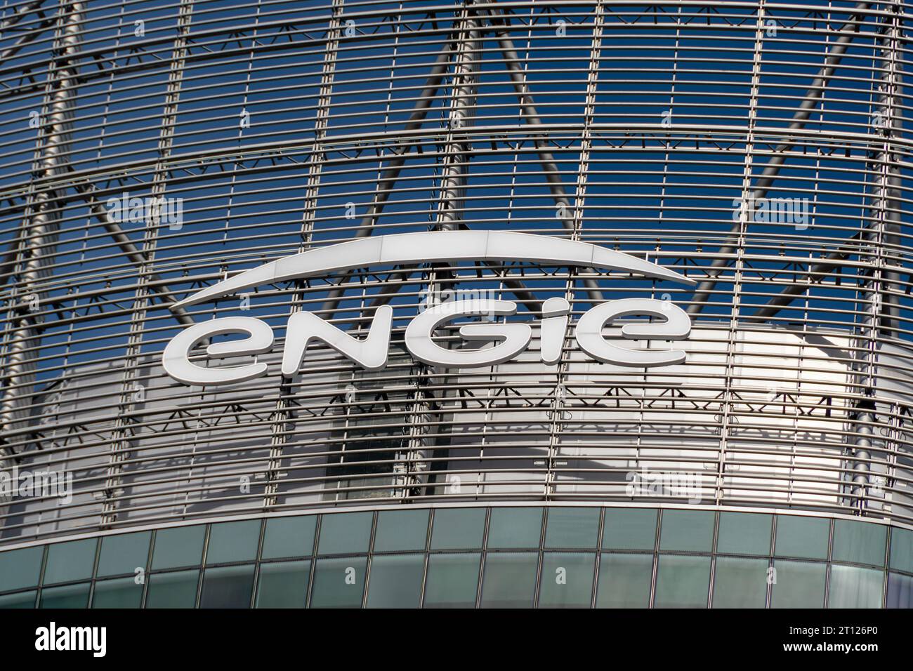 Schild und Logo auf dem Turm, in dem sich der Hauptsitz von Engie befindet, einem französischen Energiekonzern, Paris La Défense, Frankreich Stockfoto