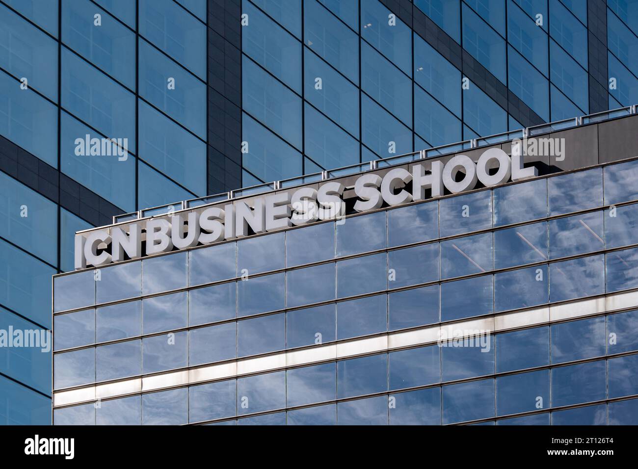 Schild auf dem Gebäude der ICN Business School, Paris La Défense Campus. Die ICN Business School ist eine französische Grande Ecole des Managements Stockfoto