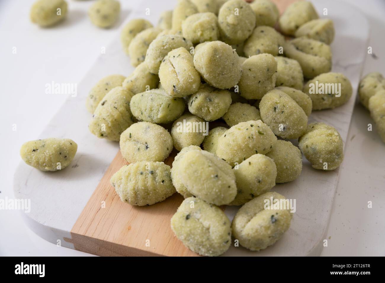 Italienische Gnocchi. Traditionelle italienische Küche. Handgemachte Kartoffelbällchen mit Parmesan und Basilikum. Essen für Vegetarier und Liebhaber typischer italienischer Küche. Hausgemachte Nudeln. Hohe Qualität Stockfoto