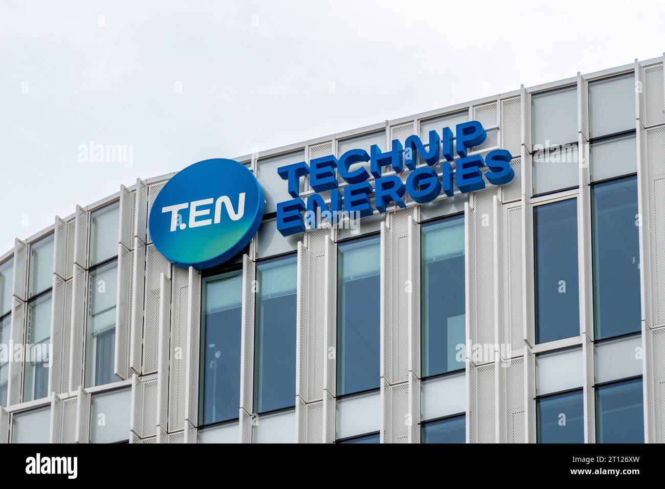 Schild und Logo an der Fassade des Hauptsitzes von Technip Energies, einem Unternehmen französischer Herkunft, das in der Energiewirtschaft tätig ist Stockfoto