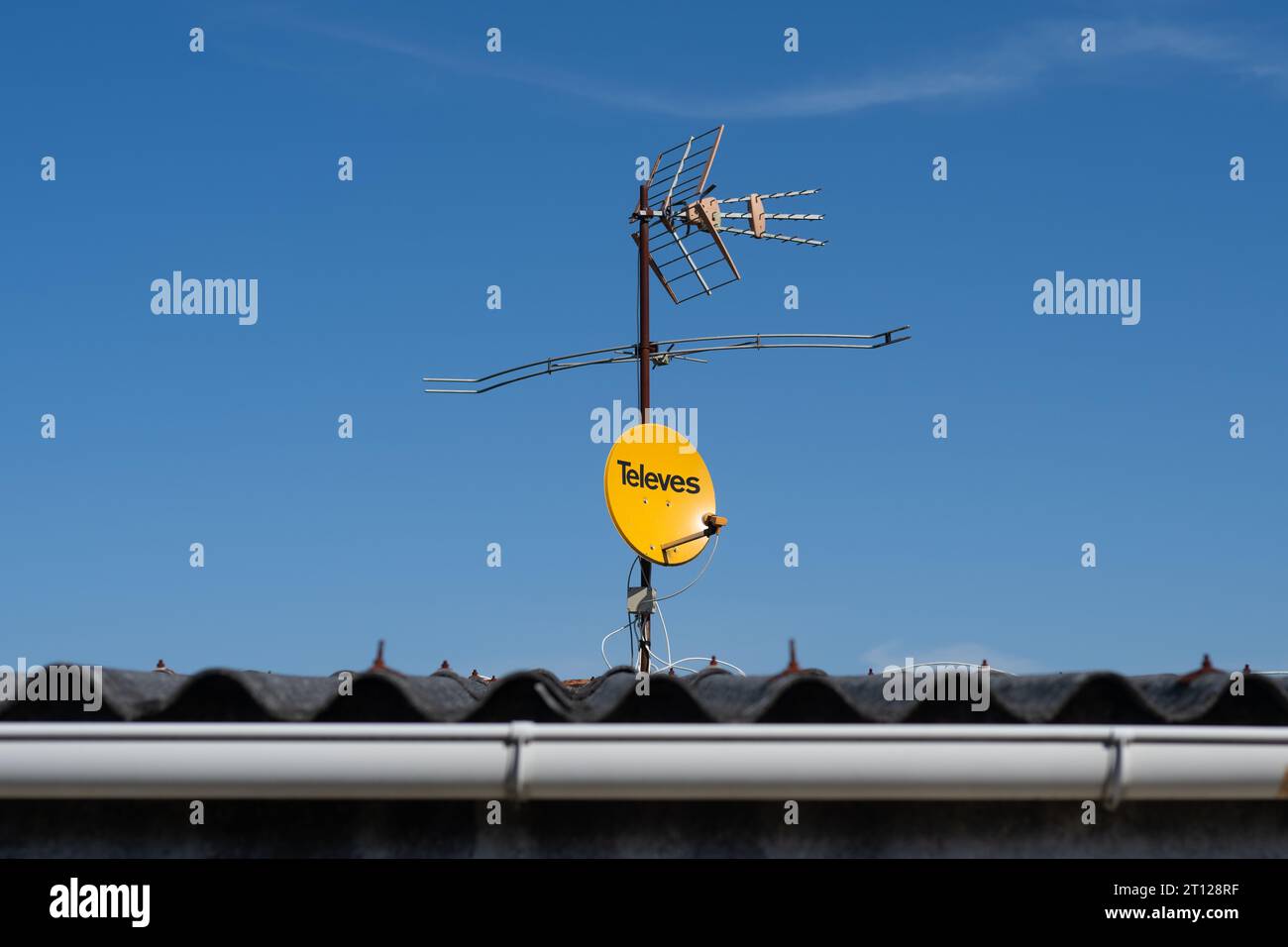 Televes Satellitenschüssel und digitale Antenne - Spanien Stockfoto