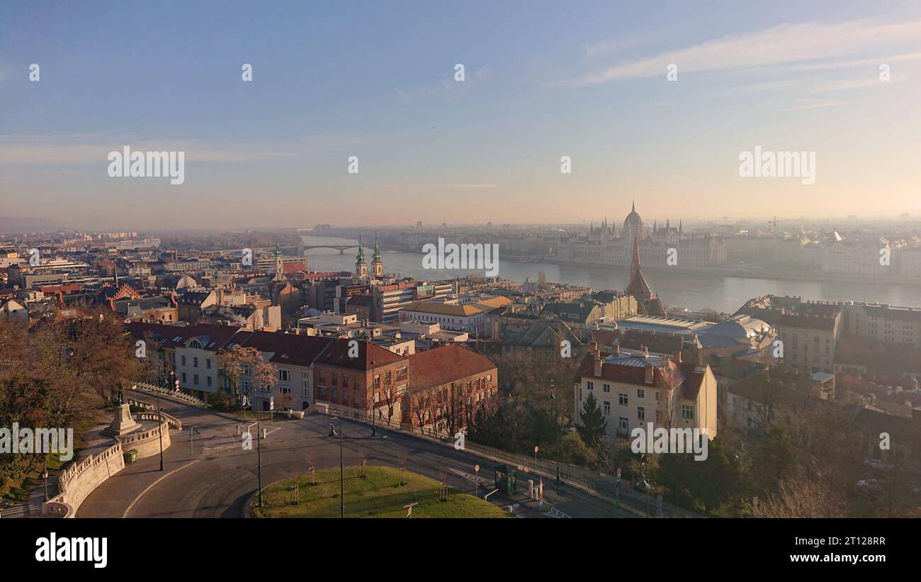 Budapest Ungarn Ausblick über die Stadt fischerbastei parlamentsgebäude Licht Sonnenaufgang Stockfoto