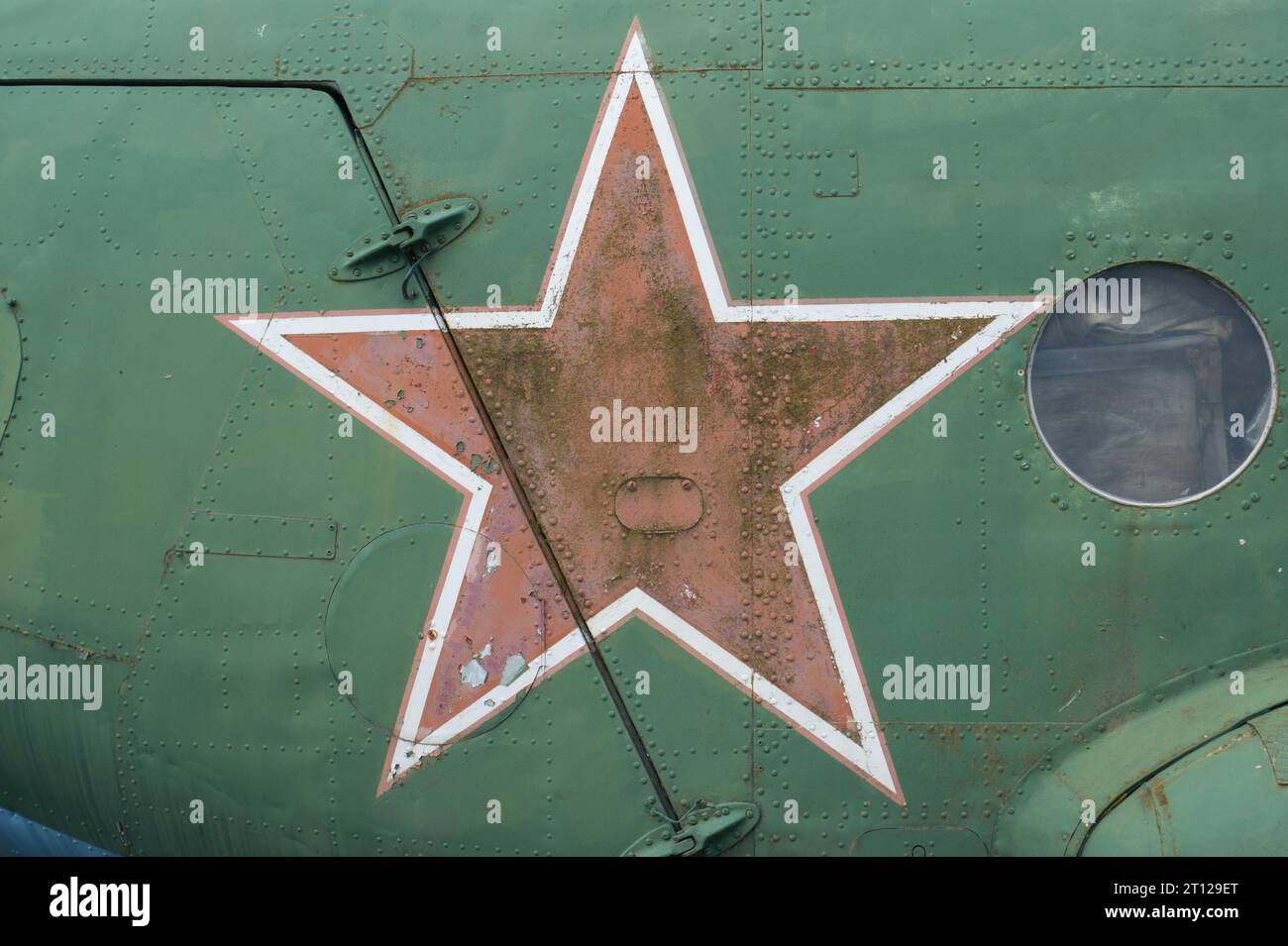 Das Symbol der Sowjetunion, der Stern auf dem Rumpf des Hubschraubers. Luftfahrt. Stockfoto