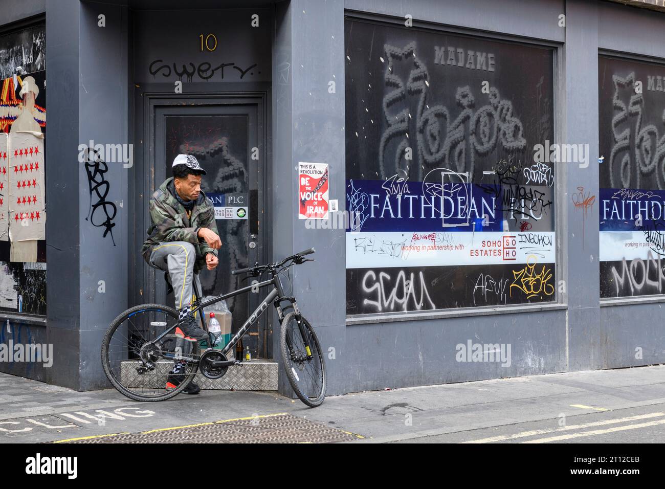 Die mit Bord versehene Fassade des Nachtclubs Madame Jojo, der 2014 geschlossen wurde. 8-10 Brewer Street, Soho, London, Großbritannien. Oktober 2022 Stockfoto