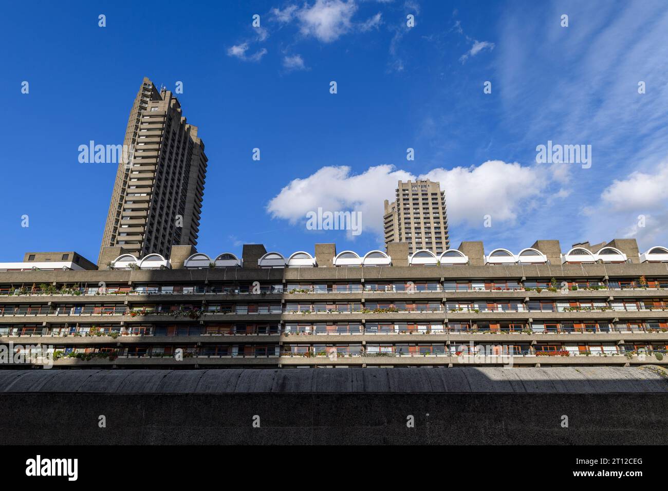Blick auf das Barbican Estate mit dem Terrassen-Apartmentblock des Thomas More House im Vordergrund und den 42-stöckigen Turmblöcken des Lauderdale Tower Stockfoto
