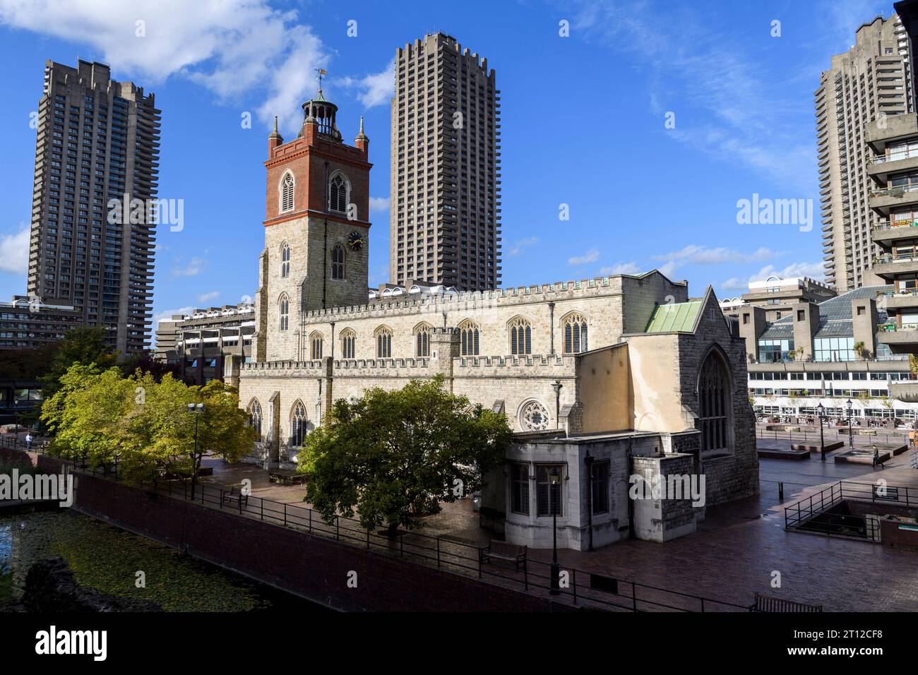 Die historische Kirche St. Giles-without-Cripplegate, die im Zentrum des Barbican Estate steht. Das Barbican Estate, ein prominentes Beispiel von Britis Stockfoto