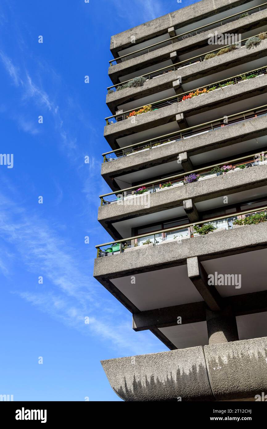 Ein Detail des Gilbert House Apartmentblocks auf dem Barbican Estate ist ein bemerkenswertes Beispiel britischer brutalistischer Architektur, entworfen von Chamberlin, Powel Stockfoto