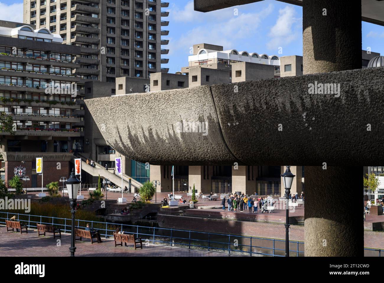 Der Rand Gilbert House Wohnblock mit Shakespeare Tower im Hintergrund. Das Barbican Estate ist ein prominentes Beispiel für den britischen brutalistischen Bogen Stockfoto