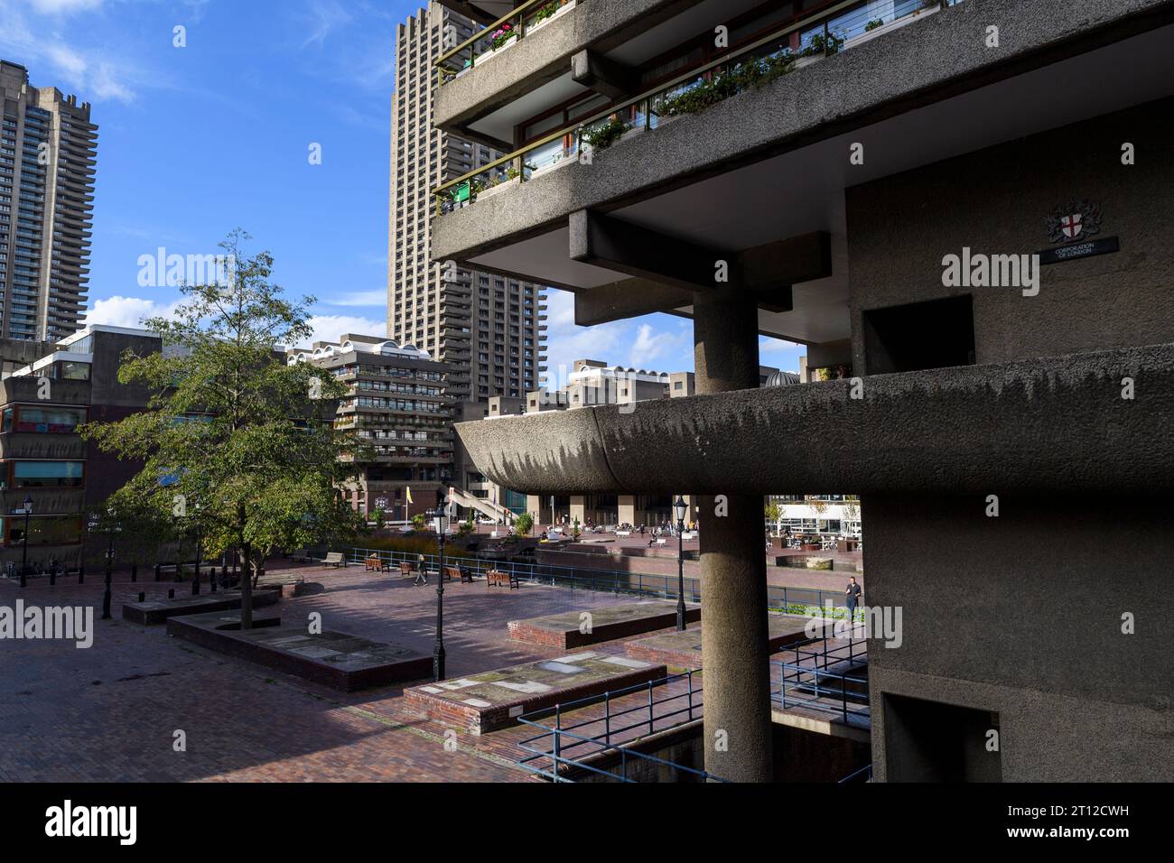 Das Randgebiet Gilbert House Apartment Block mit Lauderdale Tower und Shakespeare Tower im Hintergrund. Das Barbican Estate ist ein prominentes Beispiel für B Stockfoto