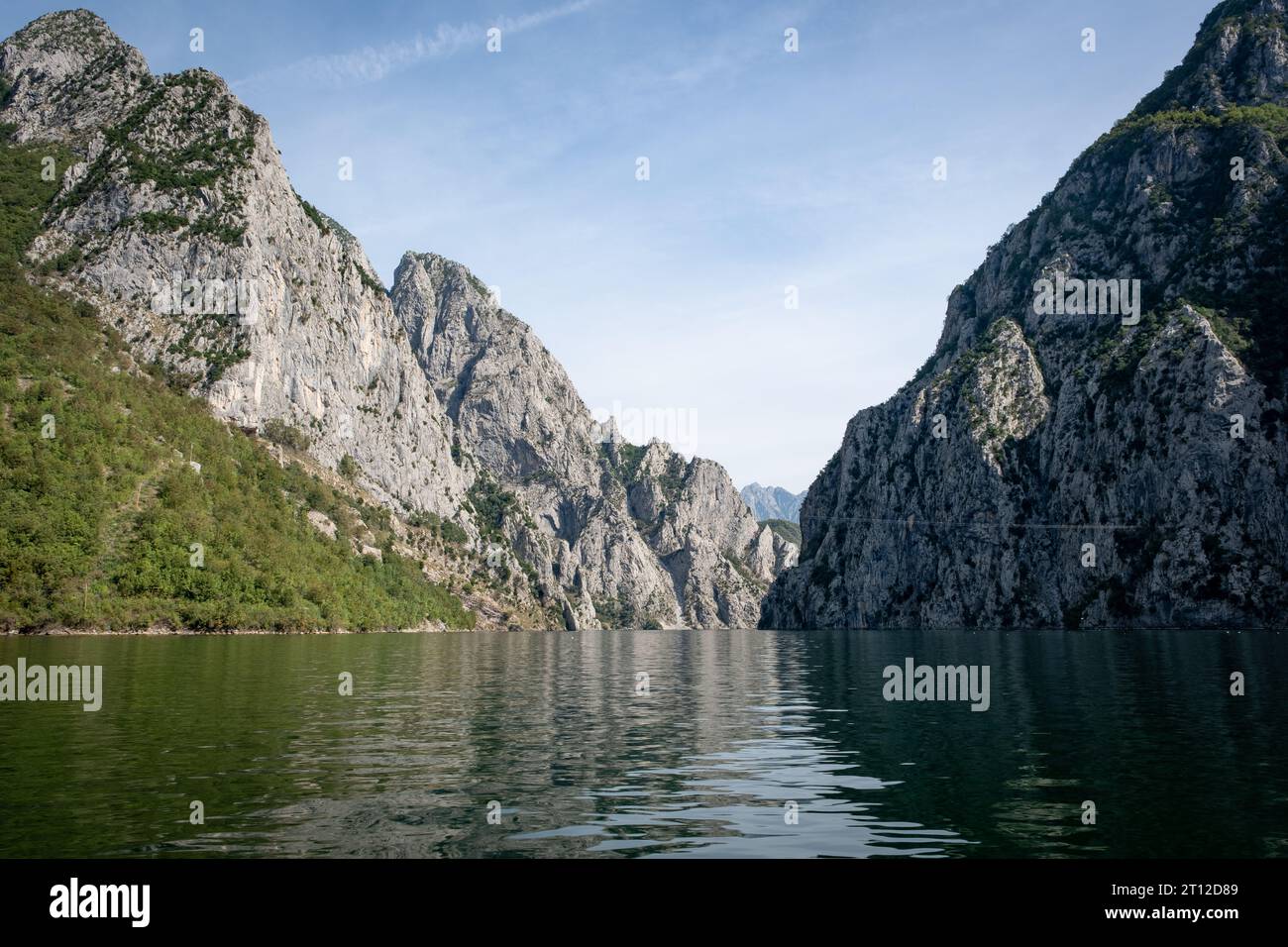 Die zerklüftete Berglandschaft am Komani-See in Albanien Stockfoto