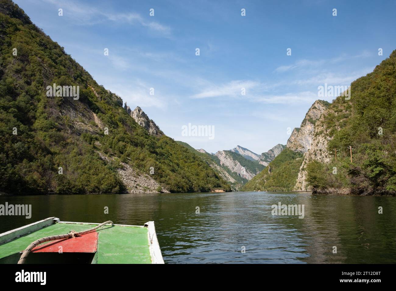 Ein Touristenboot auf dem Wasser am Komani-See, Albanien Stockfoto