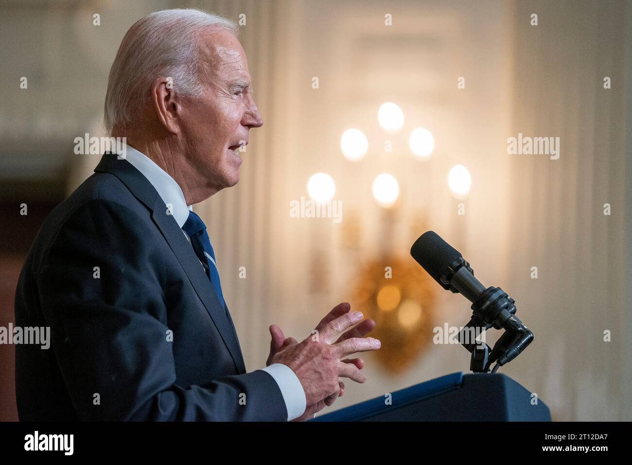 Washington, Usa. Oktober 2023. Präsident Joe Biden hält am Dienstag, den 10. Oktober 2023, im Speisesaal des Weißen Hauses in Washington, DC, eine Rede zu den Terroranschlägen in Israel. Biden verurteilte den Angriff der Hamas auf Israel und versprach Israel volle Unterstützung. Foto: Shawn Thew/UPI Credit: UPI/Alamy Live News Stockfoto