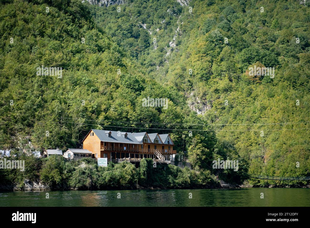 Hotel Riverside Komani See am Ufer des Komani Sees im Norden Albaniens Stockfoto