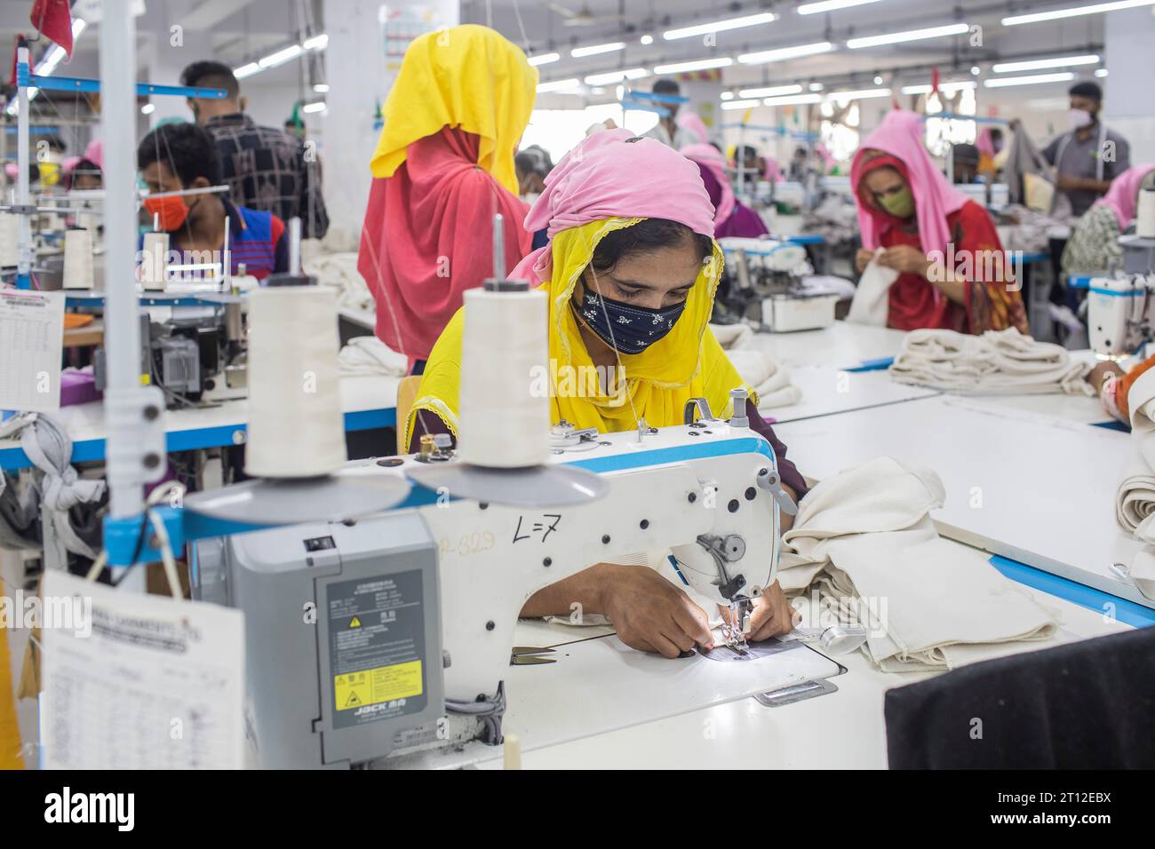 Bekleidungsarbeiter arbeiten bei der Surma Garments Limited in Savar. Stockfoto