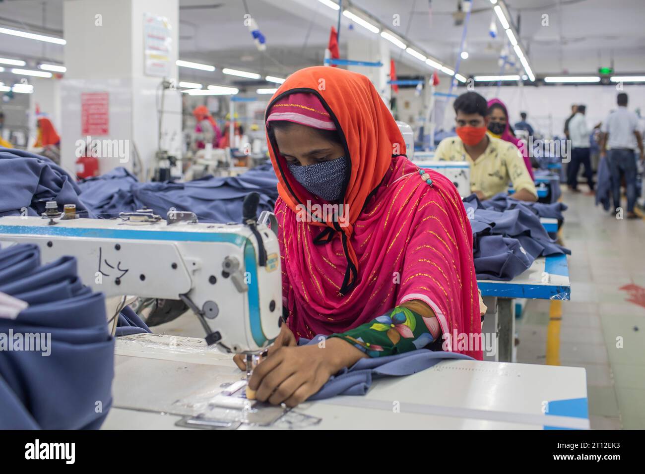 Bekleidungsarbeiter arbeiten in einer Nähabteilung bei Surma Garments Limited in Savar. Stockfoto