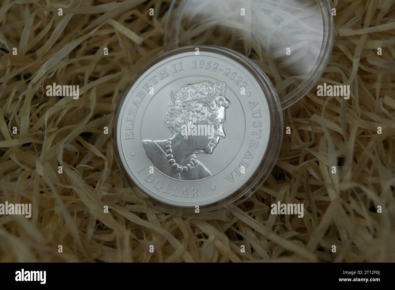 Eine Gedenkmünze von Königin Elisabeth II. Von 1952 bis 2022. Eine reine silberne, matte Investmentmünze Stockfoto