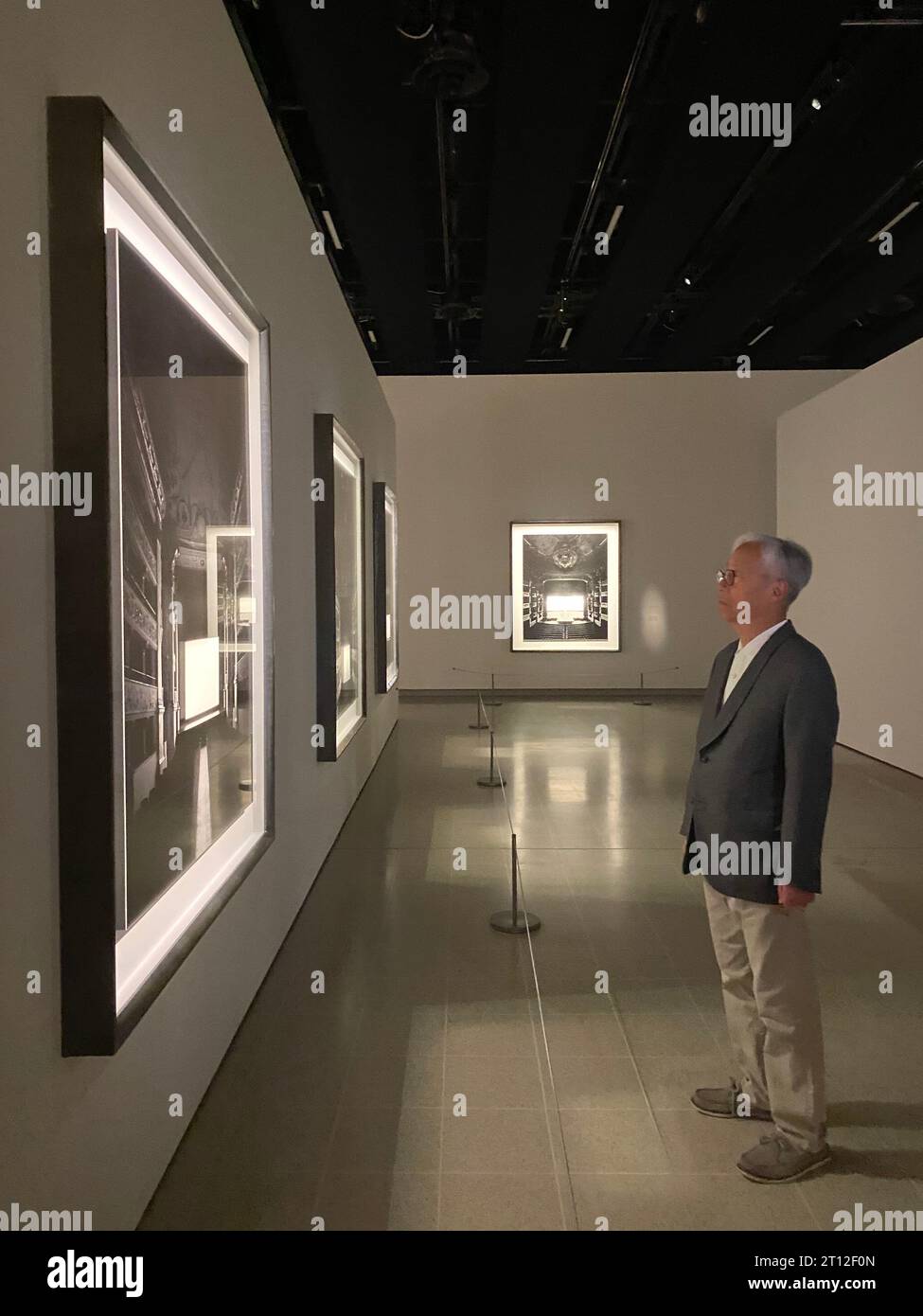 Hiroshi Sugimoto, geboren und aufgewachsen in Tokio, teilt seine Zeit