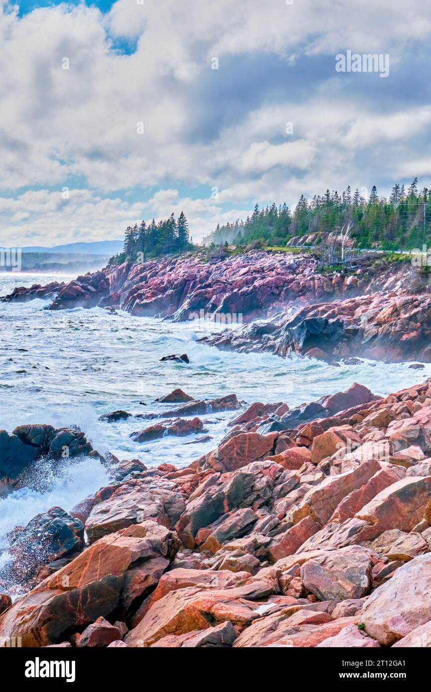 Am Lakies Head, einem beliebten Aussichtspunkt entlang des Cabot Trail in Nova Scotia, könnt ihr euch auf die Felsen stürzen. Stockfoto Am Lakies Head, einem beliebten Aussichtspunkt entlang des Cabot Trail in Nova Scotia, könnt ihr euch auf die Felsen stürzen. Stockfoto