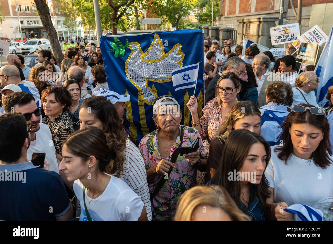 Madrid, Spanien. Oktober 2023. Während eines Protestes vor der israelischen Botschaft in Madrid halten Demonstranten Plakate und Banner. Die israelische Gemeinschaft in Madrid hat sich versammelt, um ihr Land zu unterstützen und gegen die Angriffe der Hamas während des israelisch-palästinensischen Konflikts zu protestieren. Die militante palästinensische Gruppe Hamas startete am 7. Oktober den größten Überraschungsangriff aus Gaza, der zu einer Kriegserklärung des israelischen Premierministers Benjamin Netanjahu führte. Quelle: Marcos del Mazo/Alamy Live News Stockfoto