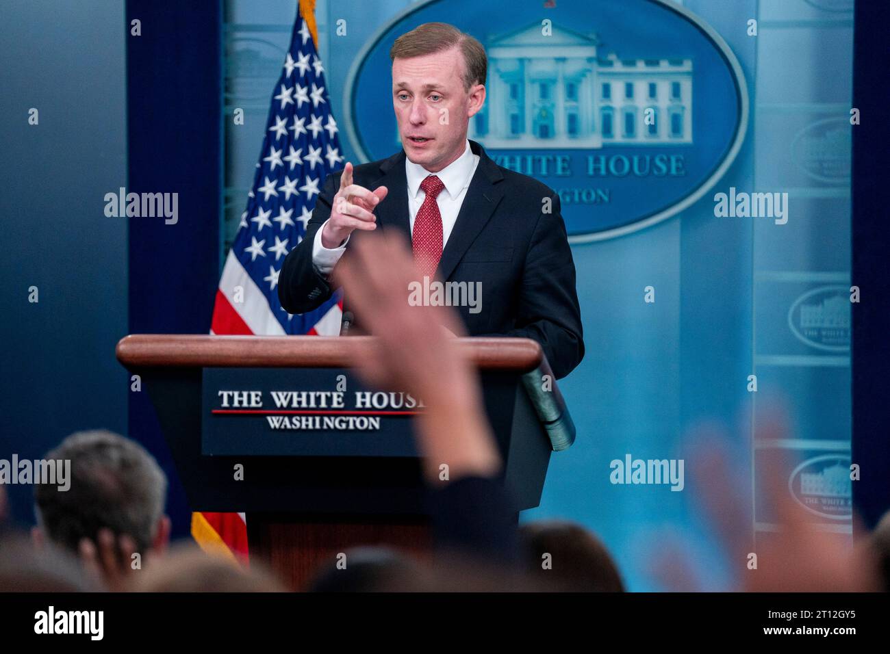 Washington, Usa. Oktober 2023. Der nationale Sicherheitsberater Jake Sullivan antwortet auf eine Frage der Nachrichtenmedien während des täglichen Pressebriefings im Weißen Haus in Washington, DC, USA, am 10. Oktober 2023. Sullivan antwortete auf Fragen, die Präsident Biden zu den Terroranschlägen auf Israel äußerte. Foto: Shawn Thew/UPI Credit: UPI/Alamy Live News Stockfoto