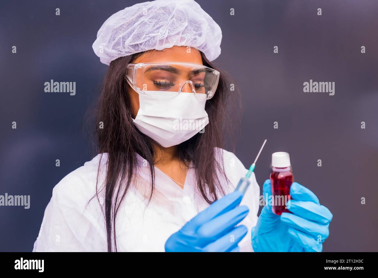 Afroamerikanische Ärztin mit dem Coronavirus-Impfstoff in ihren Händen, immunisiert die Bevölkerung, gefährdete Menschen, Antikörper, neue normale, covid-19 Stockfoto